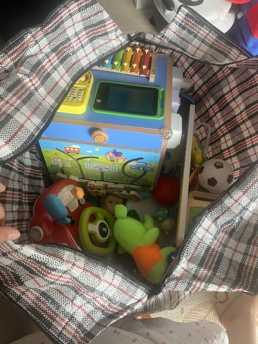 Продам коляску и в подарок куча игрушек