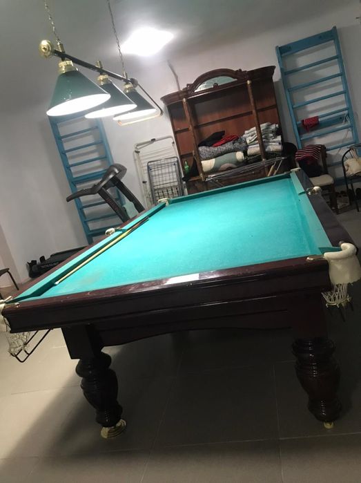 Бильярдный стол для игры в бильярд