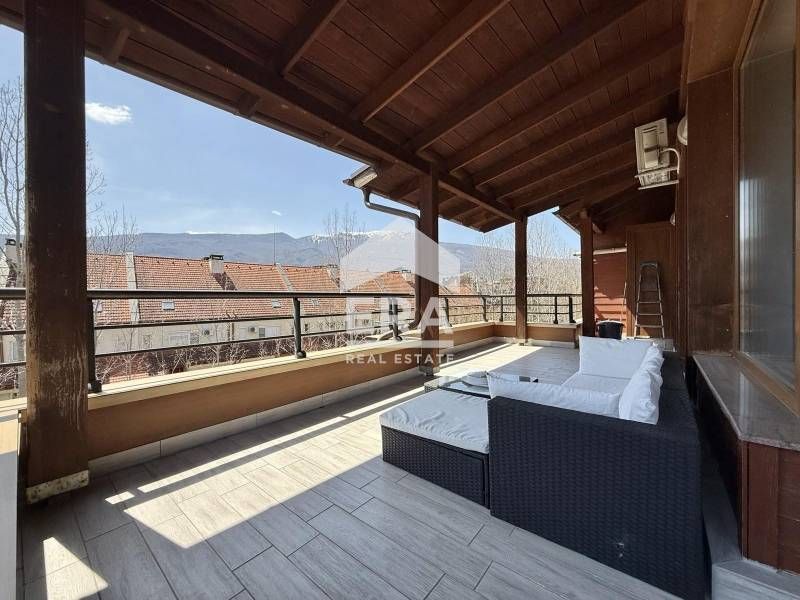 Луксозен четиристаен апартамент под наем с просторна тераса в комплекс