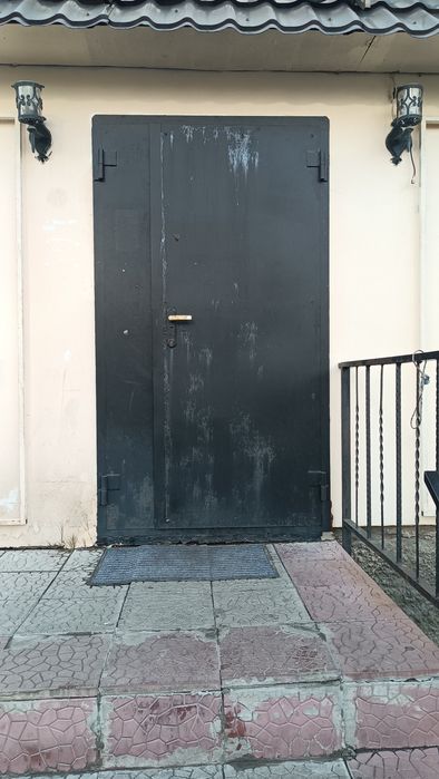 Продам двустворчатую металлическую дверь..