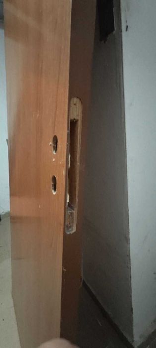 Вътрешни врати ,дървени,без каса и брава.