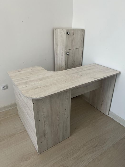 Маникюрный стол.