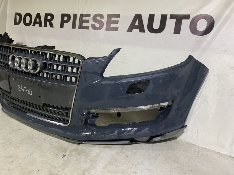 Bara fata Audi Q7, 2006, 2007, 2008, 2009, 2010, cod origine OE 4L0807437, cu gauri pentru spalatori faruri. Bara este noua, spoilerul atins si grila radiator defecta.