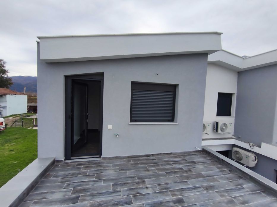 Продава нова къща 58м2 с басейн и двор 120 м2 в Паралия Врасна, Гърция