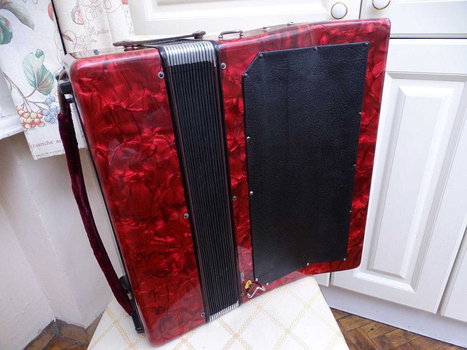 Акордеон Велтмайстер Консона 96 баса