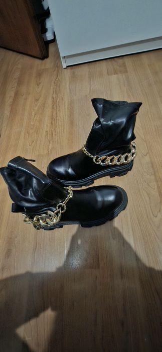 Боти с равна подметка