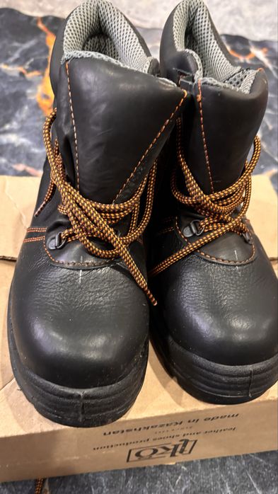 Продам робачие ботинки три пары