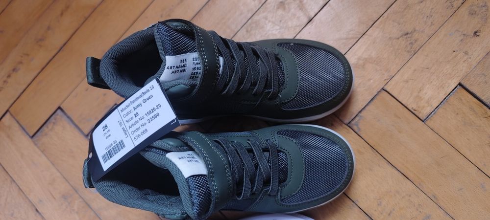 Adidași noi cu eticheta