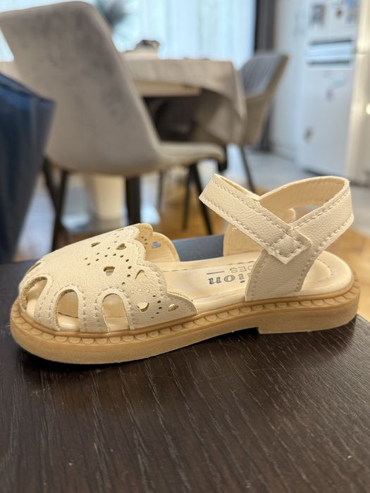 Сандали за момиченце