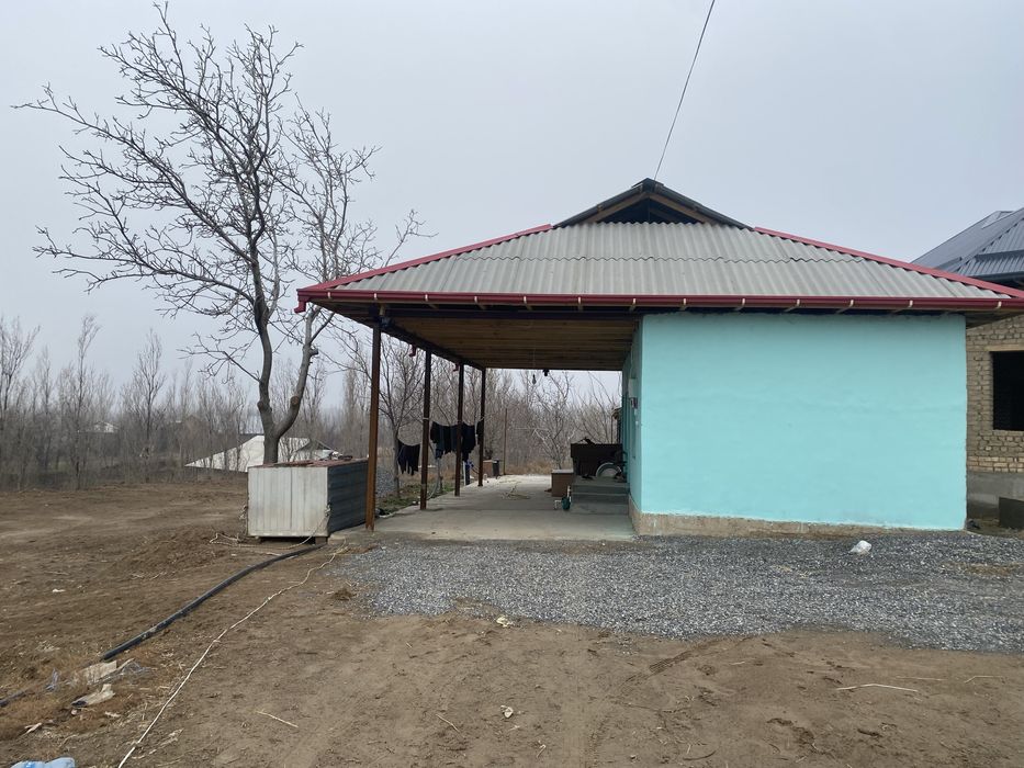 Uy sotiladi hovlisi bilan 7 sotiq