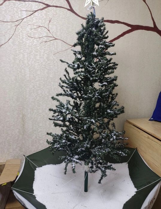 Ёлка с падающим снегом