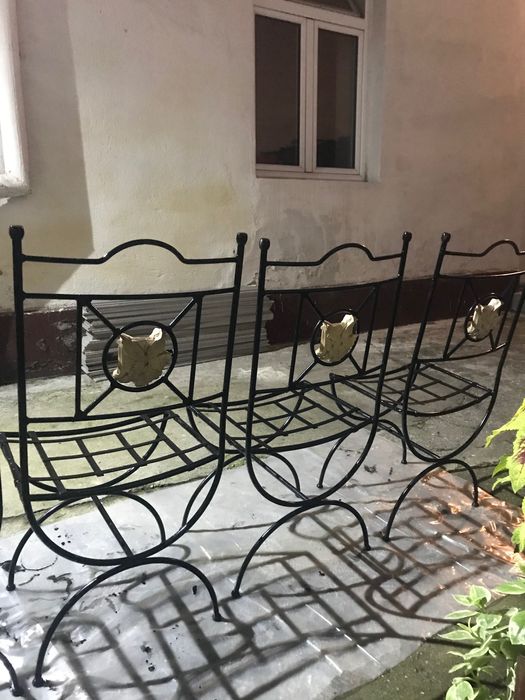 Scaune de grădina din fier forjat .