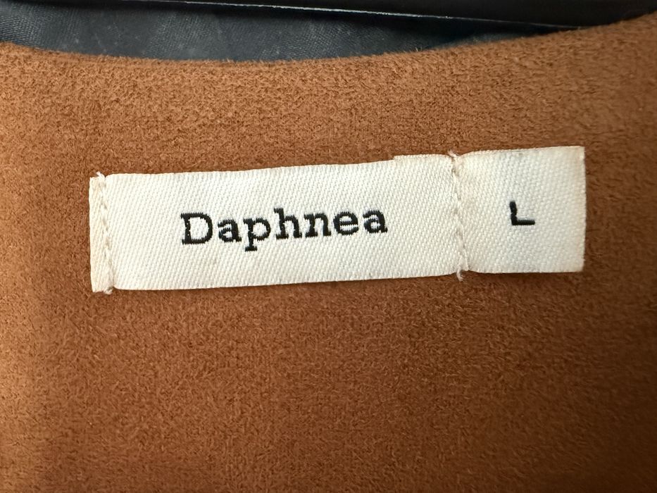 Este o jachetă lungă (trenci / pardesiu)