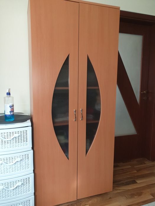 Mobila living cu usi și polițe