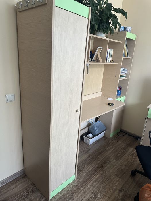 Детска секция за учене с вграден гардероб