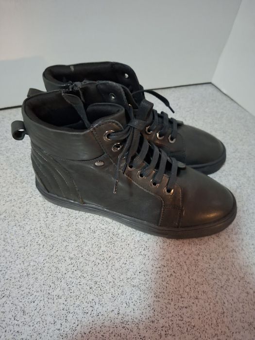 Tenisi din piele marimea 37