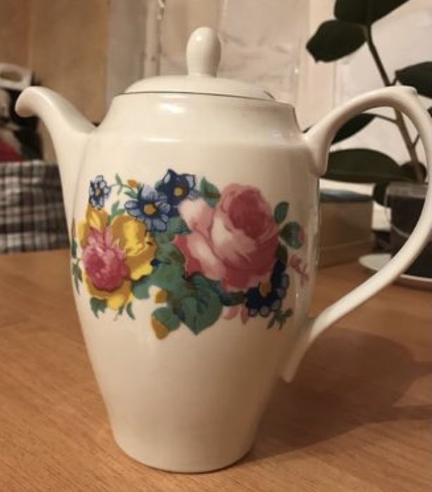 Чайник  и два блюда фарфор