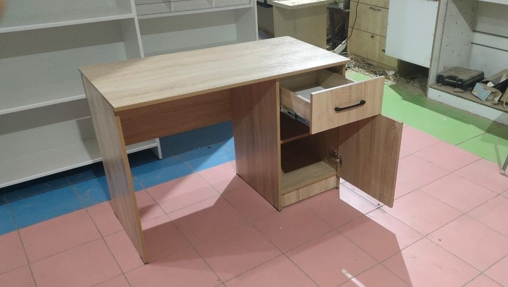 Продам письменный стол.