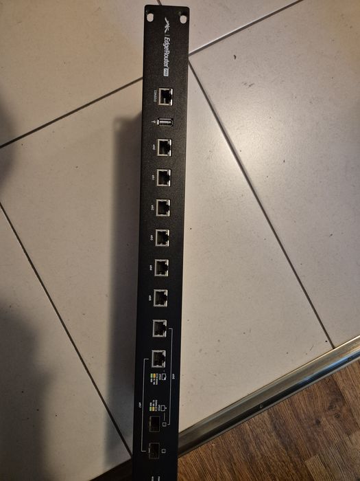 Ubiquiti EdgeRouter 8-port si Pro (ERPro-8)