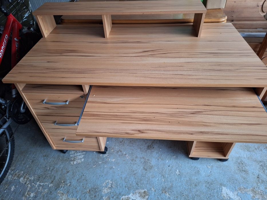 Vand birou in stare buna