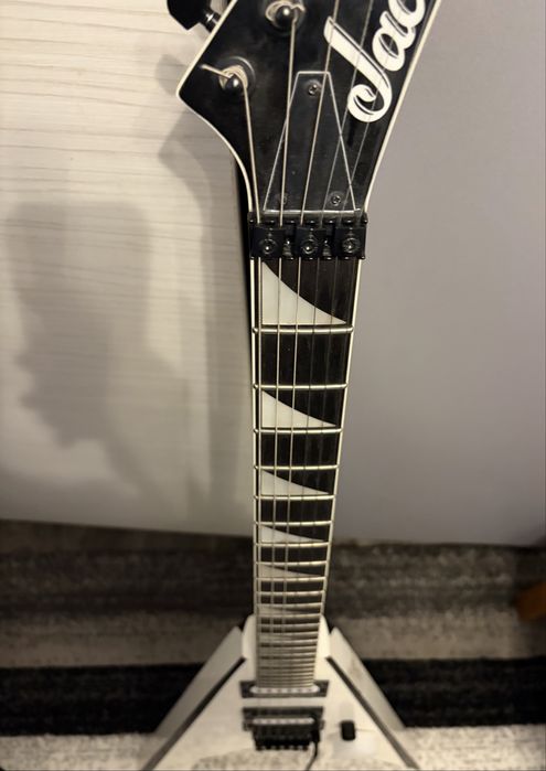 Jackson JS Series King V JS32 White with Black Bevels