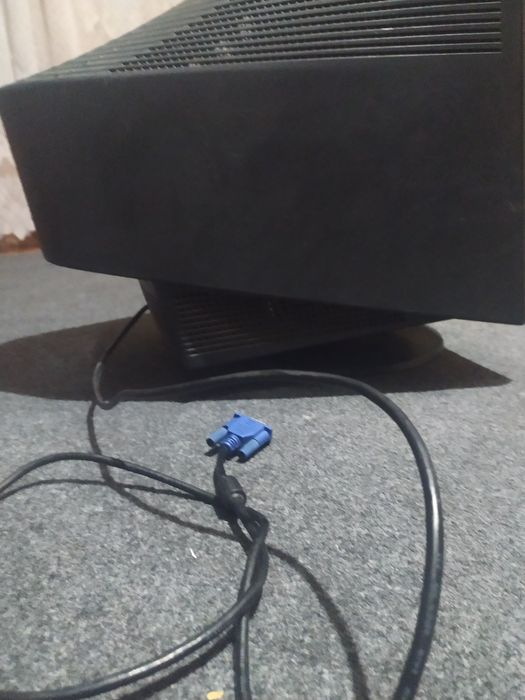 Монитор LG, в среднем состоянии