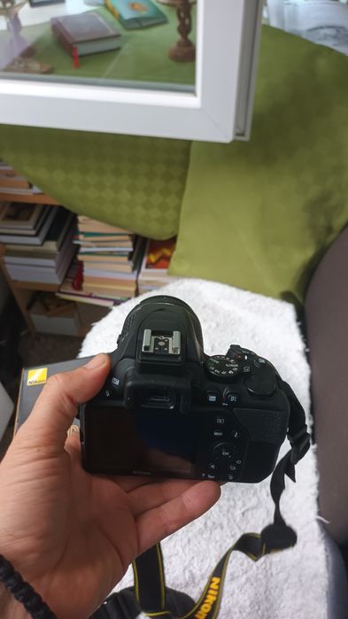 Aparat Nikon  D3500, foarte puțin folosit. Fra zgârieturi , obiectivul este ok.