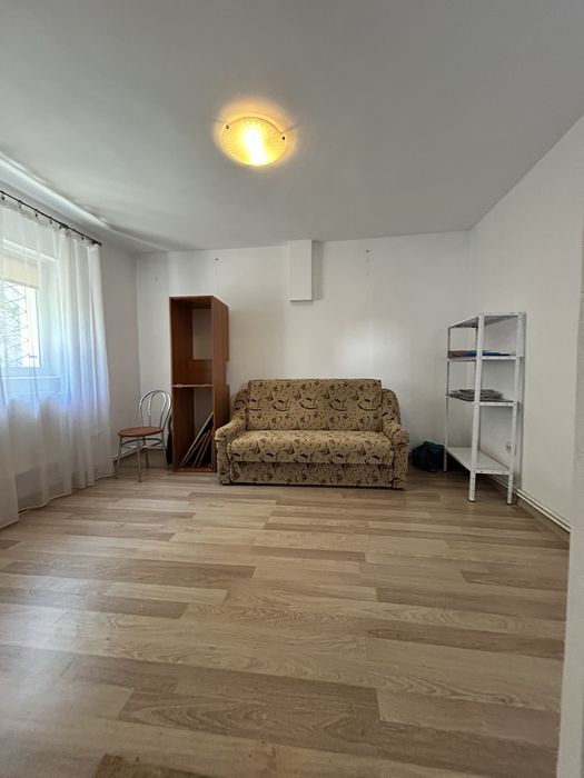 Cladire cu 6 camere, 2 bucatarii  si 2 bai, curte, foisor si locuri de parcare, Jumbo, Podul Ros, comision 0%