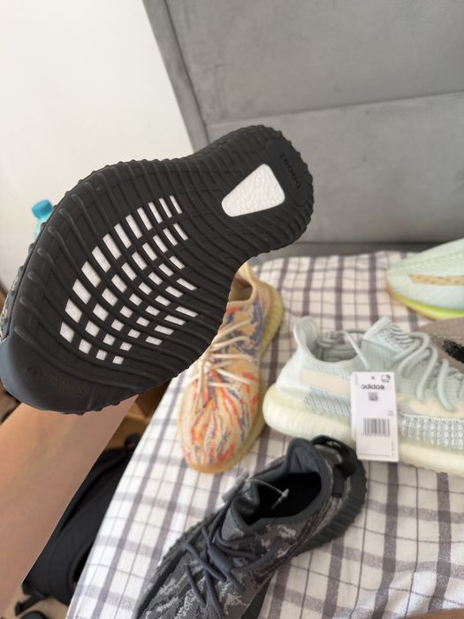 Adidasi yeezy noi