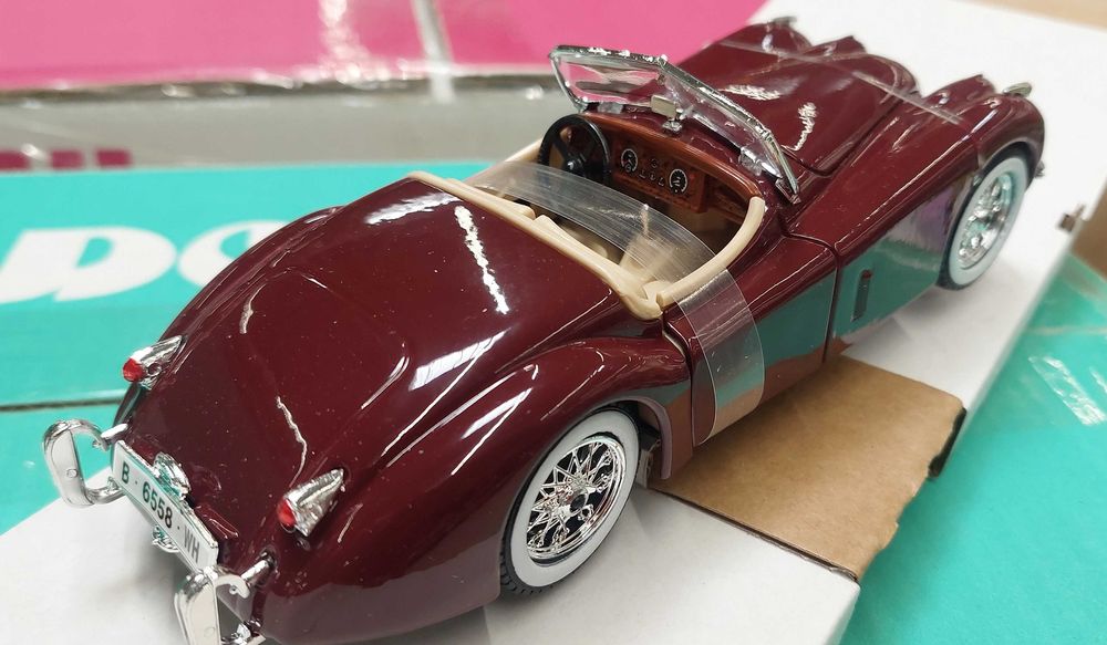 Jaguar XK 120 roadster 1951 - Bburago 1:24 - absolut noua, in cutia originala !