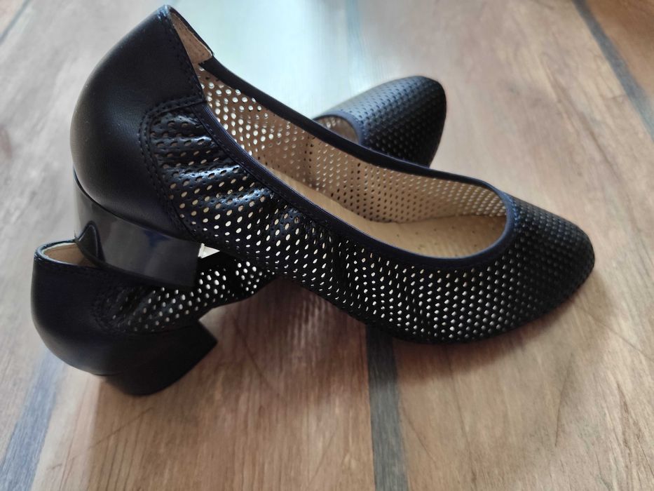 Дамски обувки с нисък ток Caprice