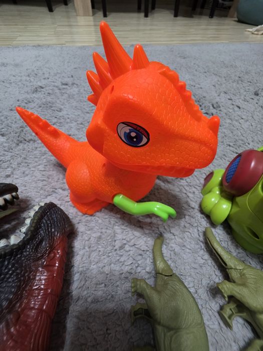 Lot dinozauri cu sunete si lumini