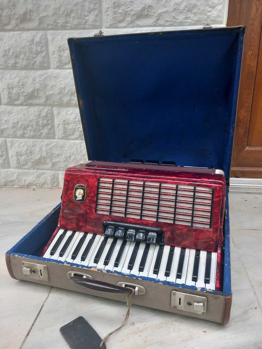 Продавам акордеон