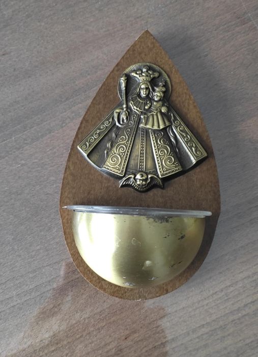 Съд за съхранение на светена вода* Църковна утвар* Месинг и дърво