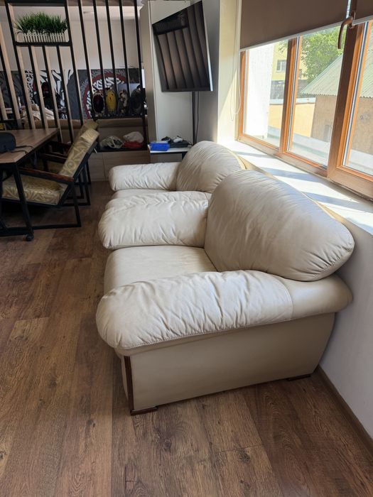 Кожаный диван и кресла