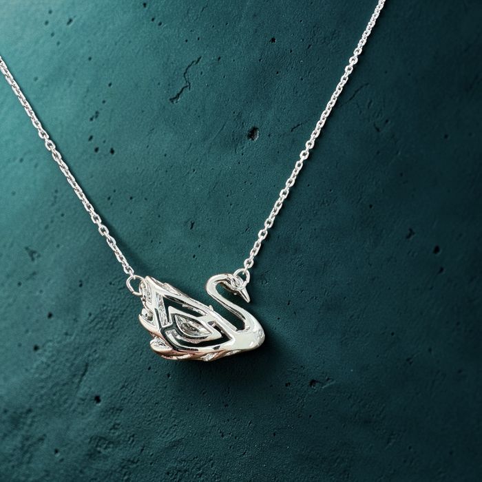 Colier Swarovski Swan cu cristale, argintiu, cu cutie și acte