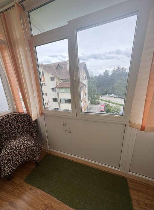 Închiriez apartament cu 2 camere