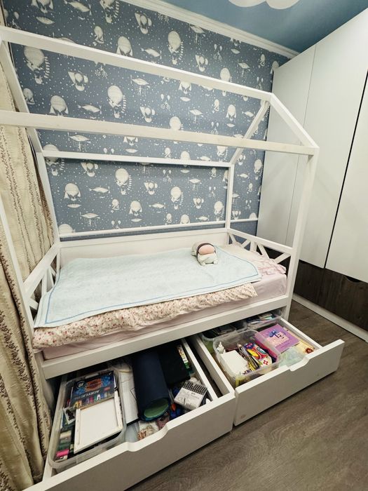 Кровать из натурального дерева