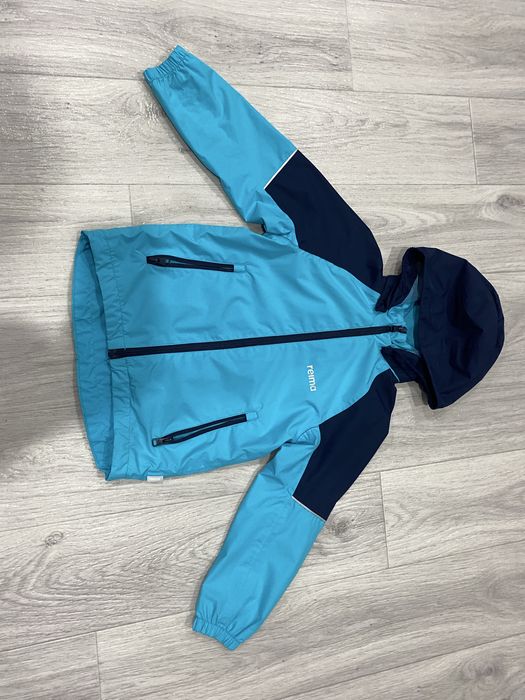 Продам ветровку на мальчика .