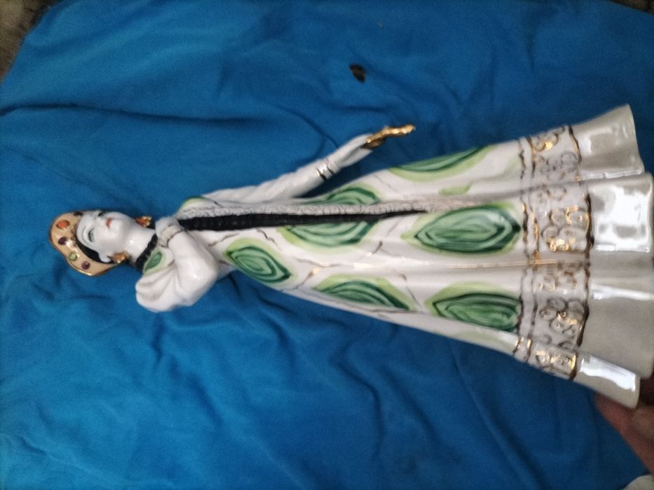 Продаётся фарфоровые статуэтка