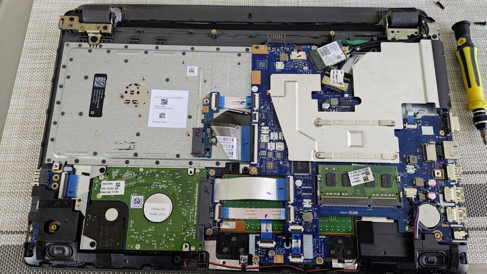 лаптоп HP G250 G6 4GB, Celeron N3060 на части