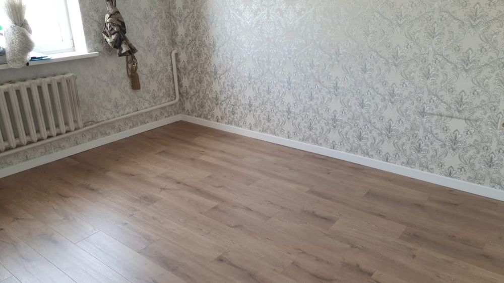 Укладка ламината, заливка пола, монтаж плинтуса.