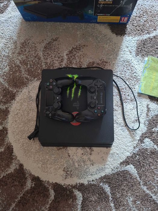 Consola playstation 4 slim de 1Tb cu 14 jocuri pe cd si doua manete