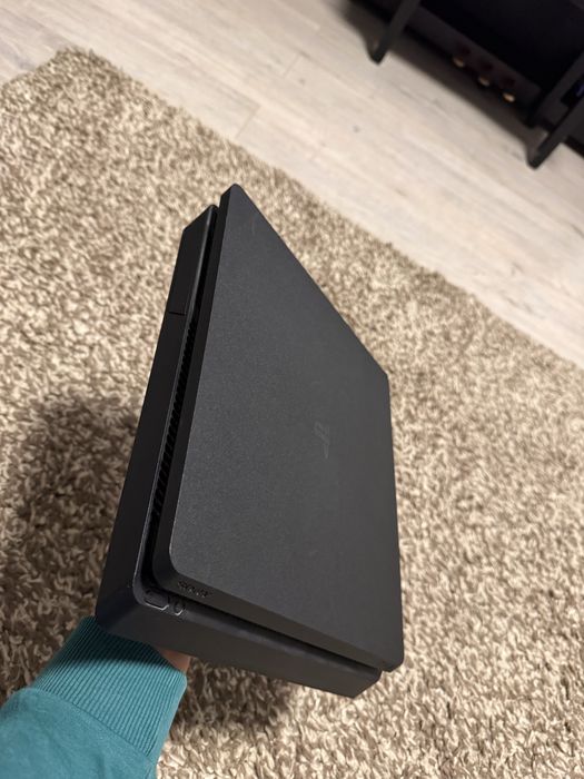 Vând ps 4 slim 1 tb