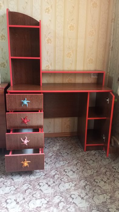 Продам стол Б/у для девочки