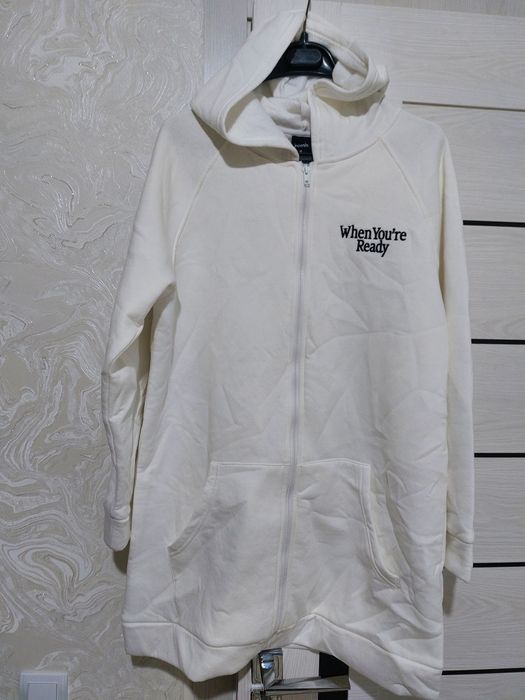 Ayollar uchun va qizlar uchun xudi, talstovka qalpoqli, oq rangli