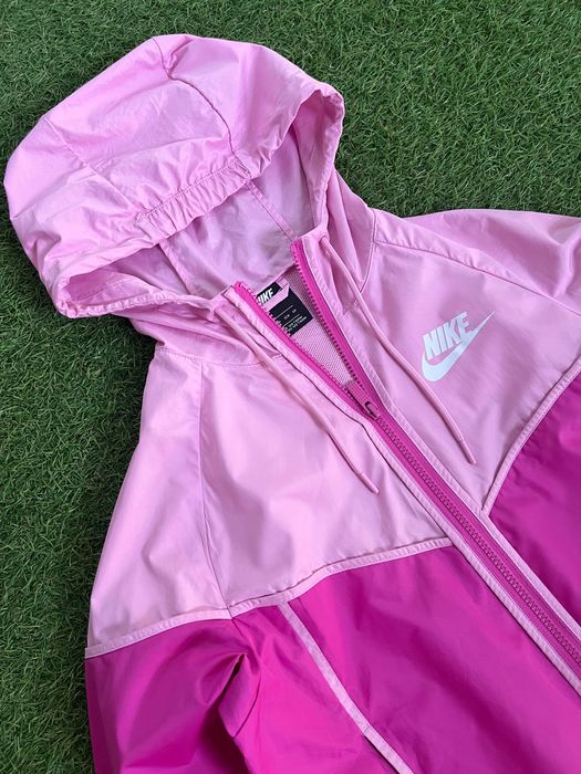 Дамско горнище / ветровка : Nike Wmns Sportswear Windrunner XS