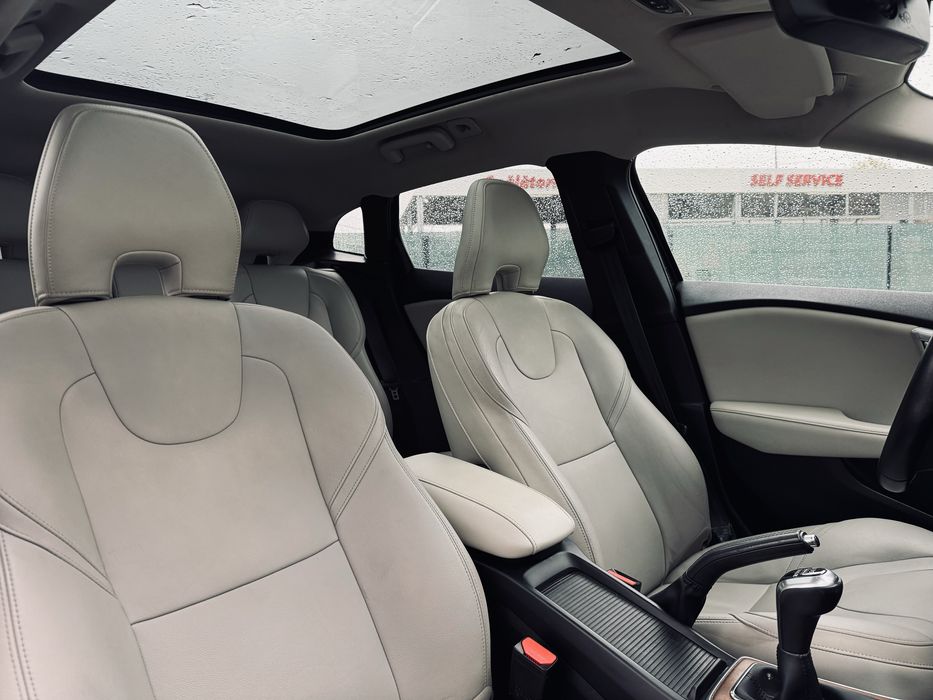 Volvo V40 2.0D *2015* *Euro6 *R-Design* *Panoramic* RAR Efectuat