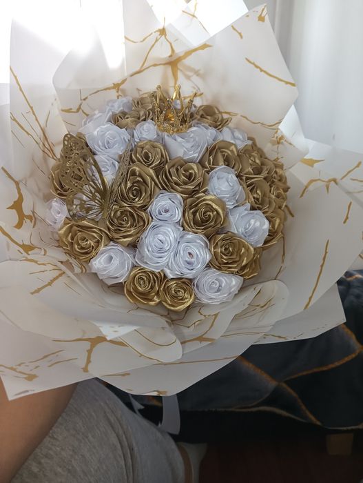 Vând  buchete de trandafiri din satin și săpun