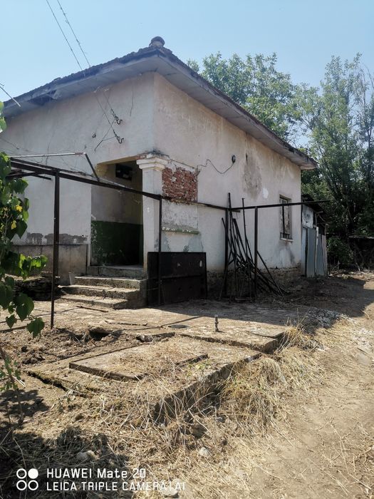 Продава изгодно парцел с гредоредна къща.
